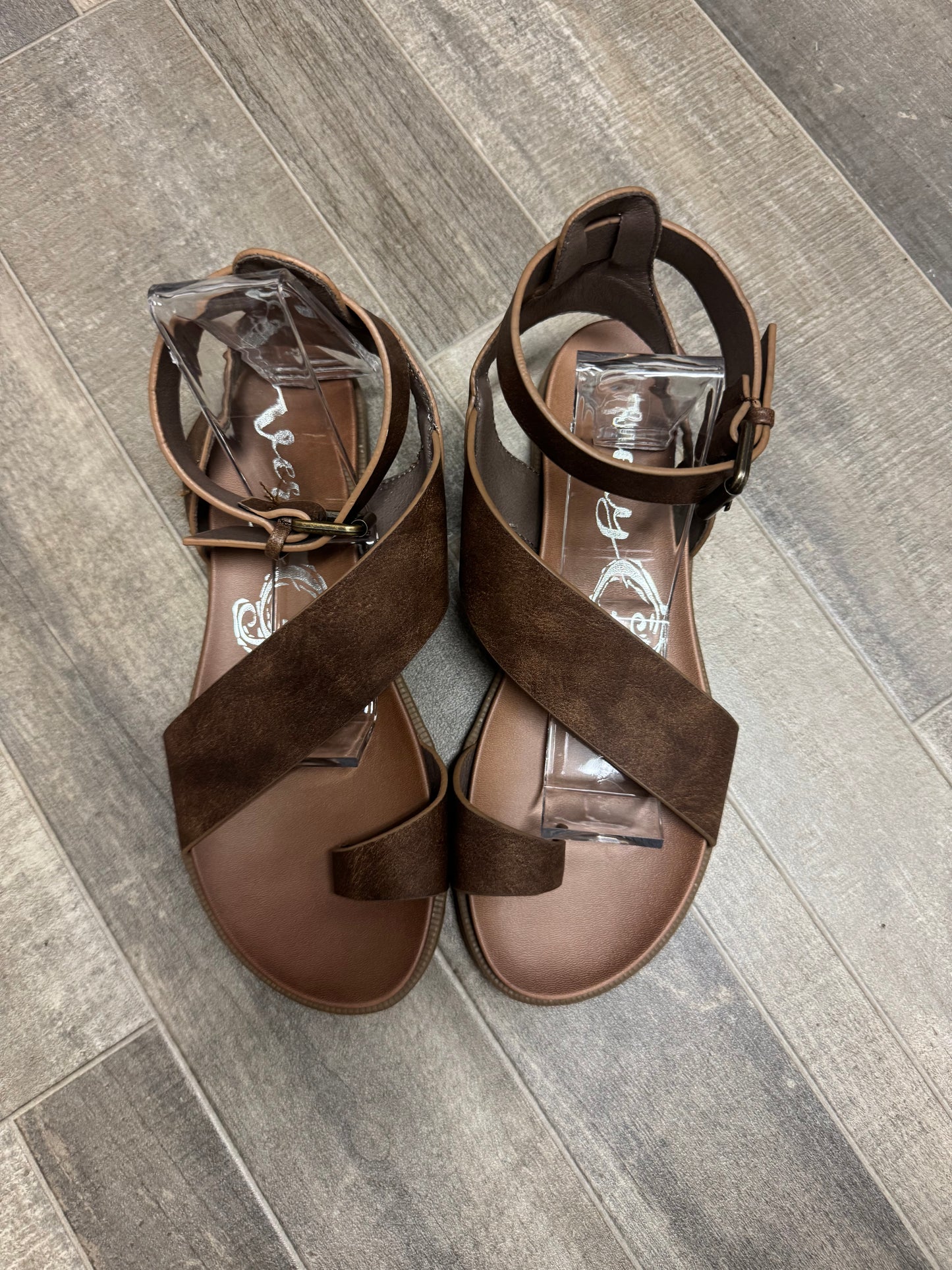 Very G Steffy Sandals Women’s Size 8.5 Brown Crisscross Buckle Casual Comfort