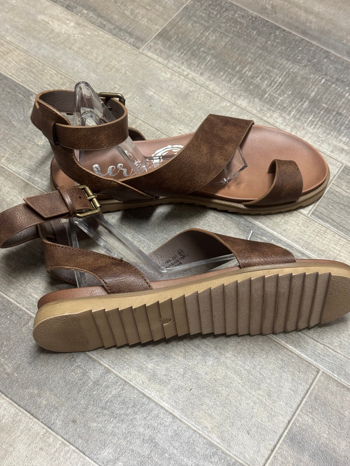 Very G Steffy Sandals Women’s Size 8.5 Brown Crisscross Buckle Casual Comfort
