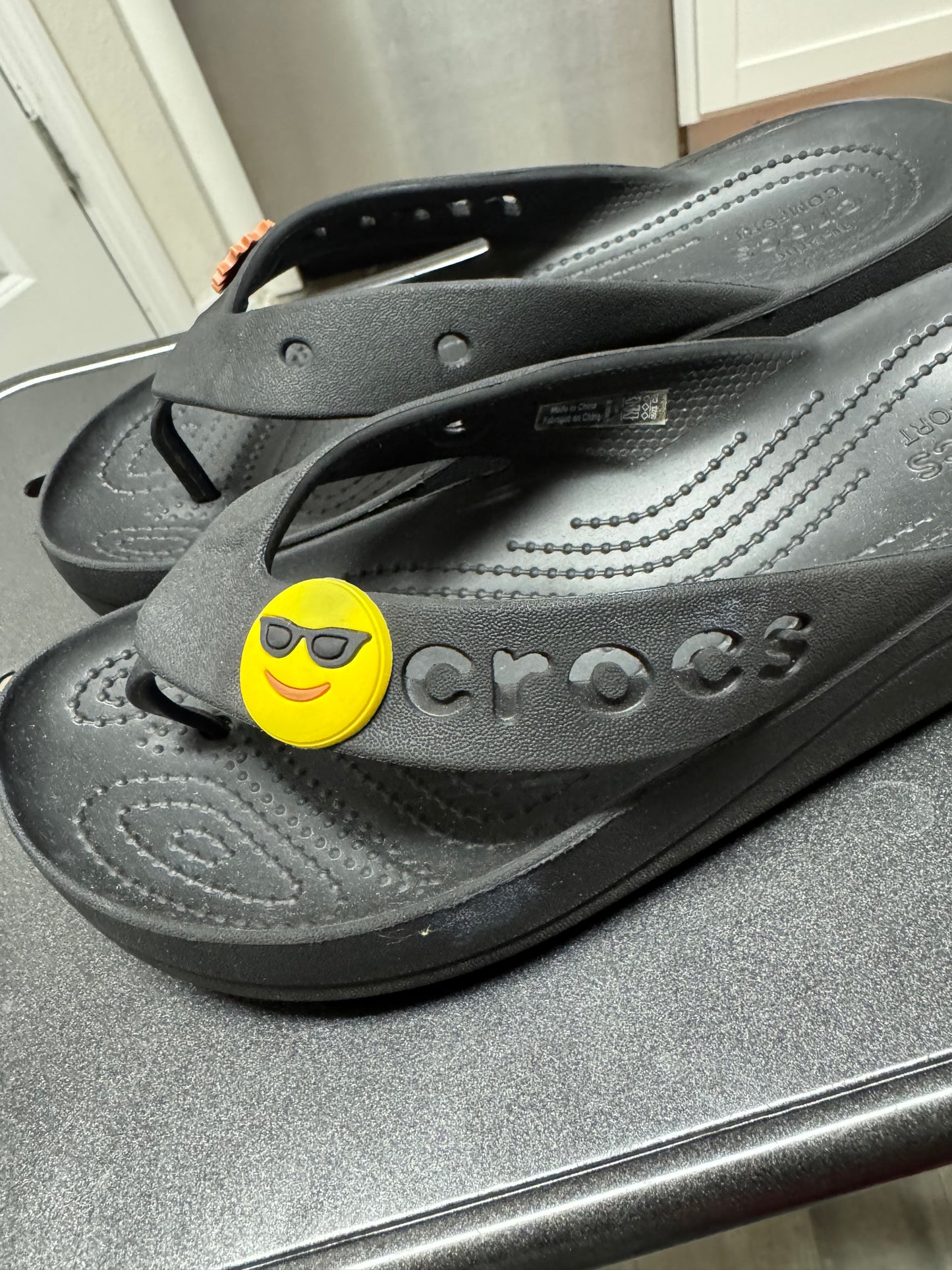 CROCS Black Platform Flip Sandals Yellow Emoji Charm Women’s Size 7 Y2K Casual