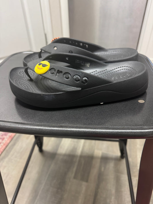 CROCS Black Platform Flip Sandals Yellow Emoji Charm Women’s Size 7 Y2K Casual