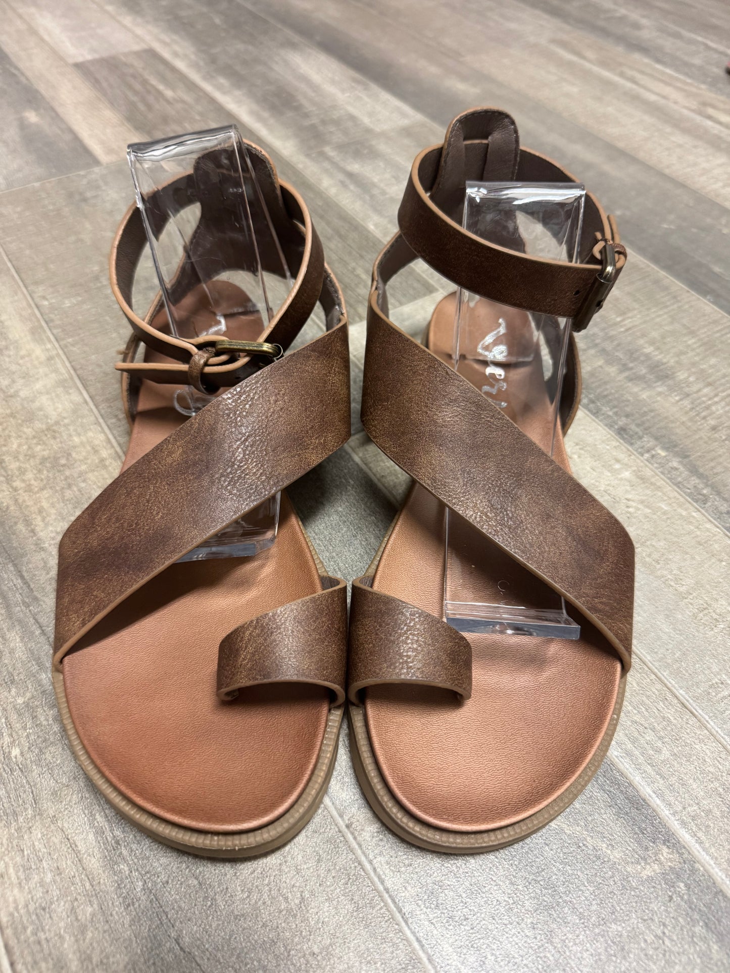 Very G Steffy Sandals Women’s Size 8.5 Brown Crisscross Buckle Casual Comfort