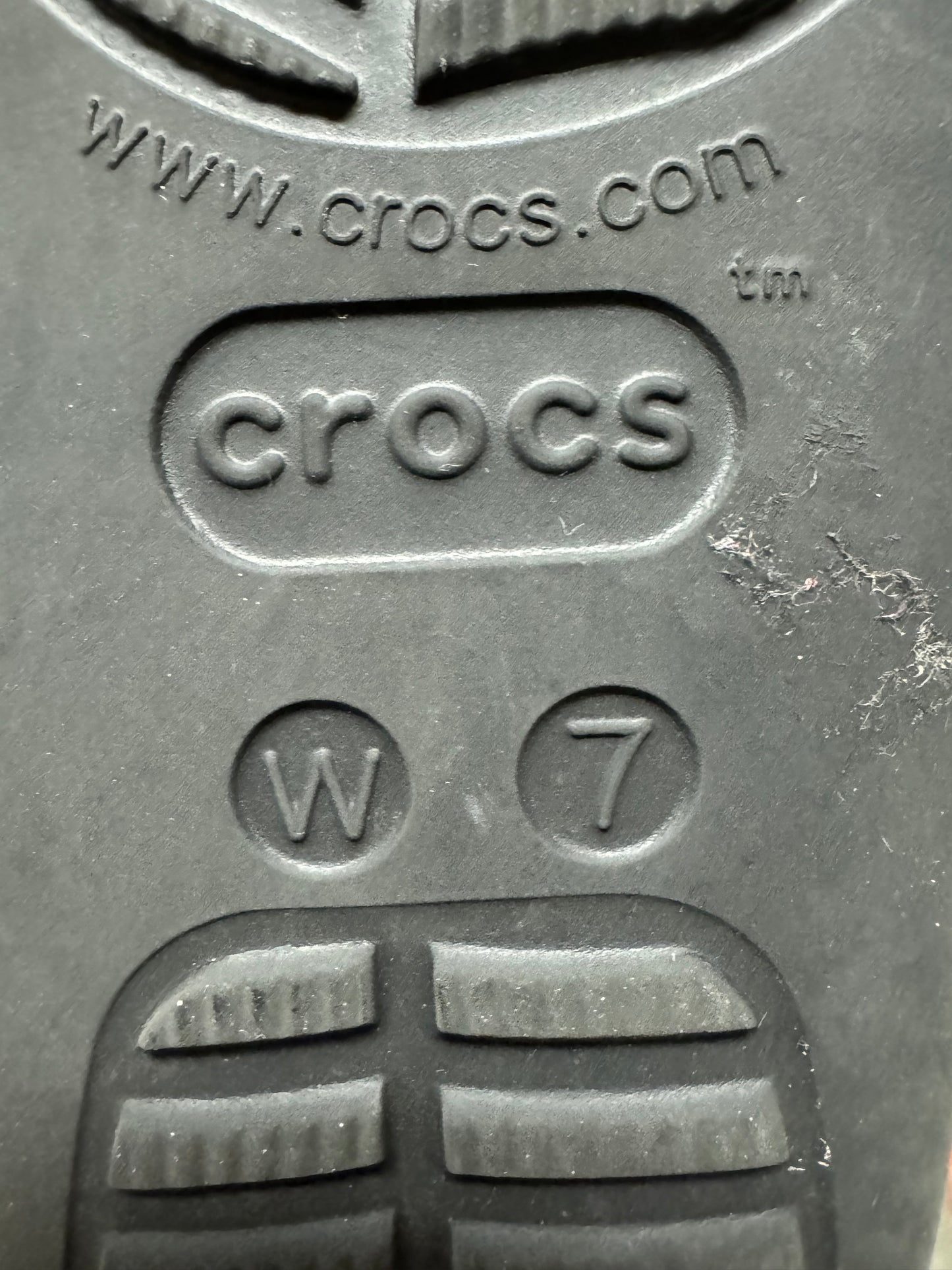 CROCS Black Platform Flip Sandals Yellow Emoji Charm Women’s Size 7 Y2K Casual