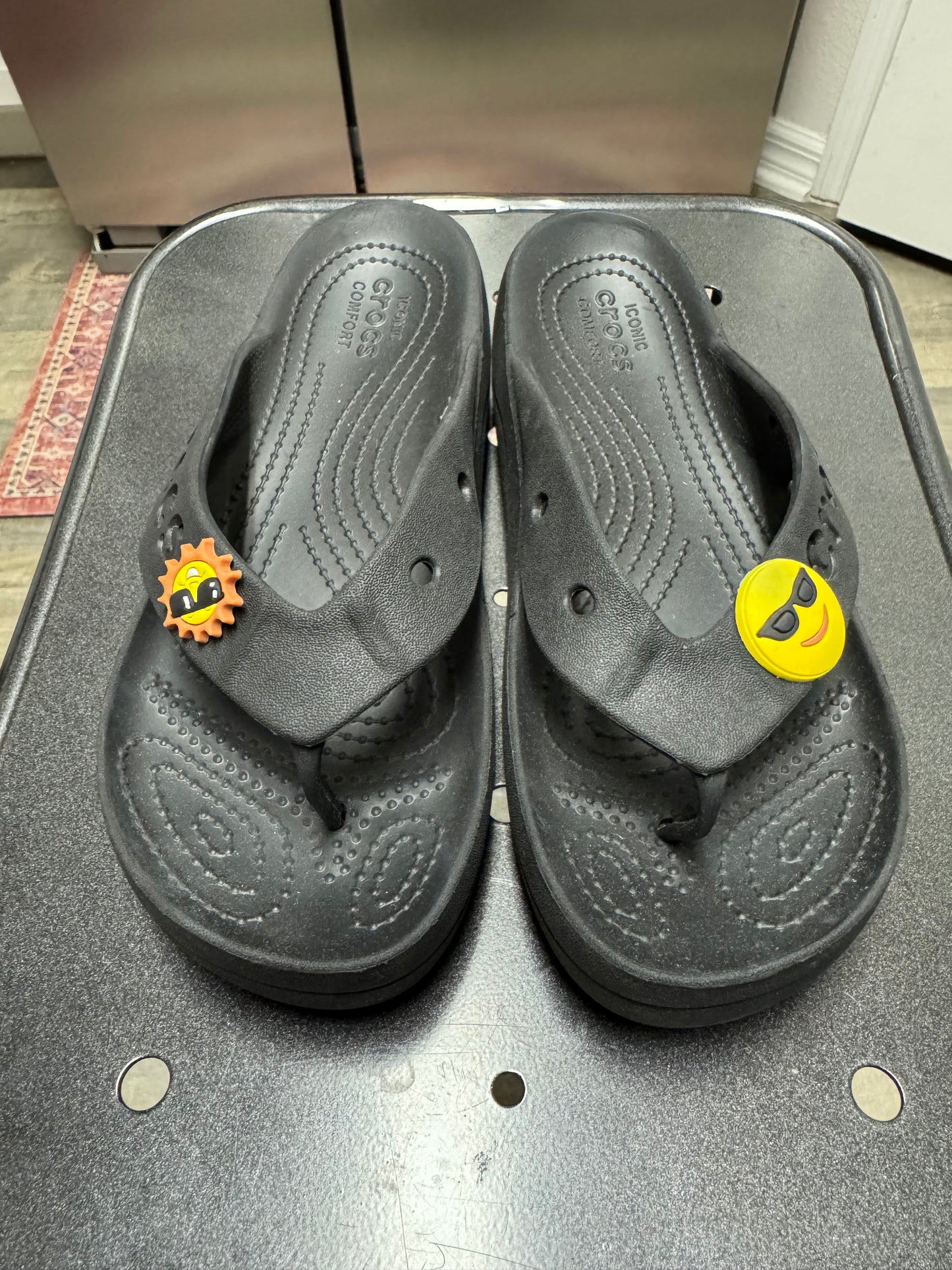 CROCS Black Platform Flip Sandals Yellow Emoji Charm Women’s Size 7 Y2K Casual