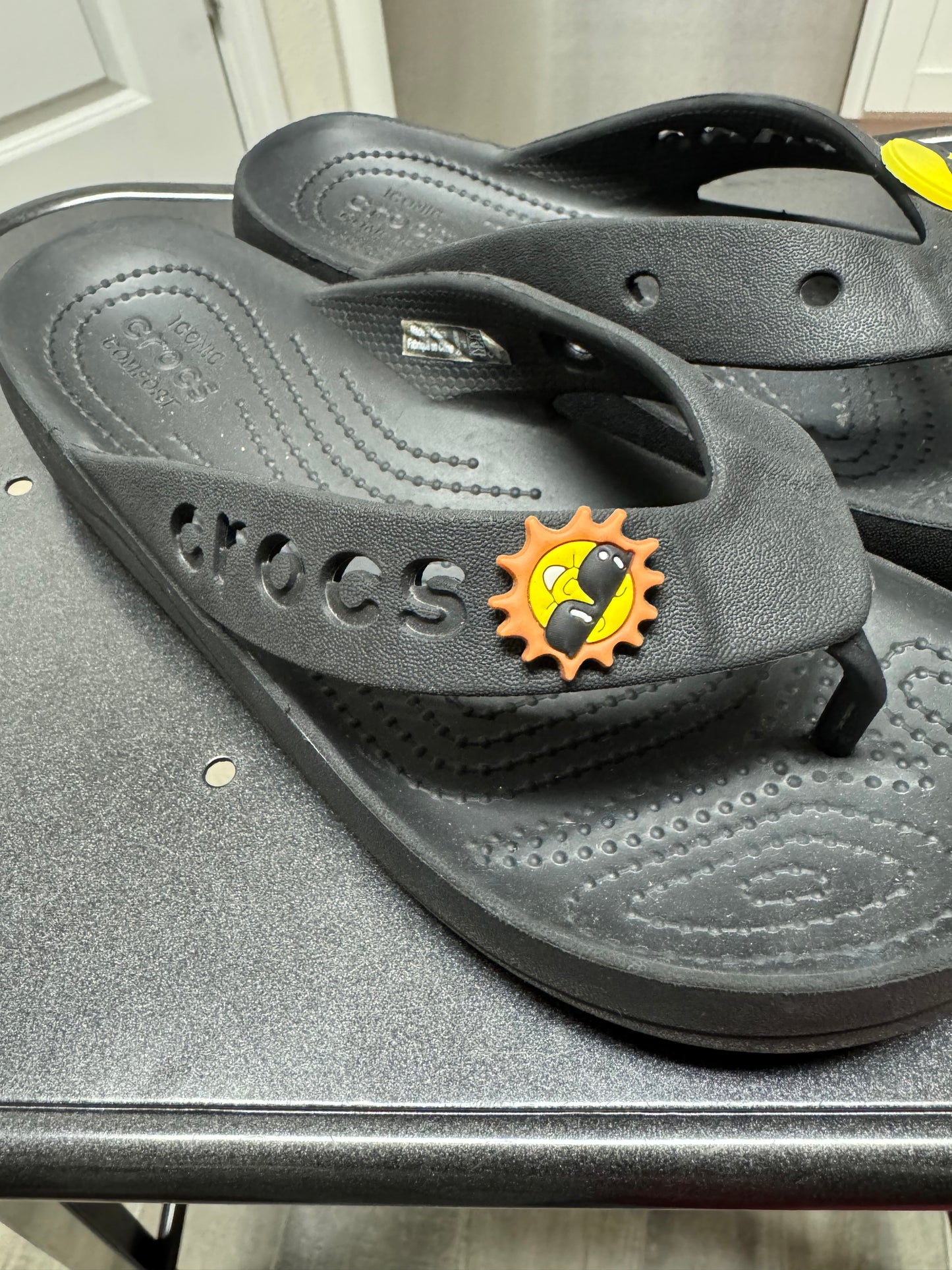 CROCS Black Platform Flip Sandals Yellow Emoji Charm Women’s Size 7 Y2K Casual