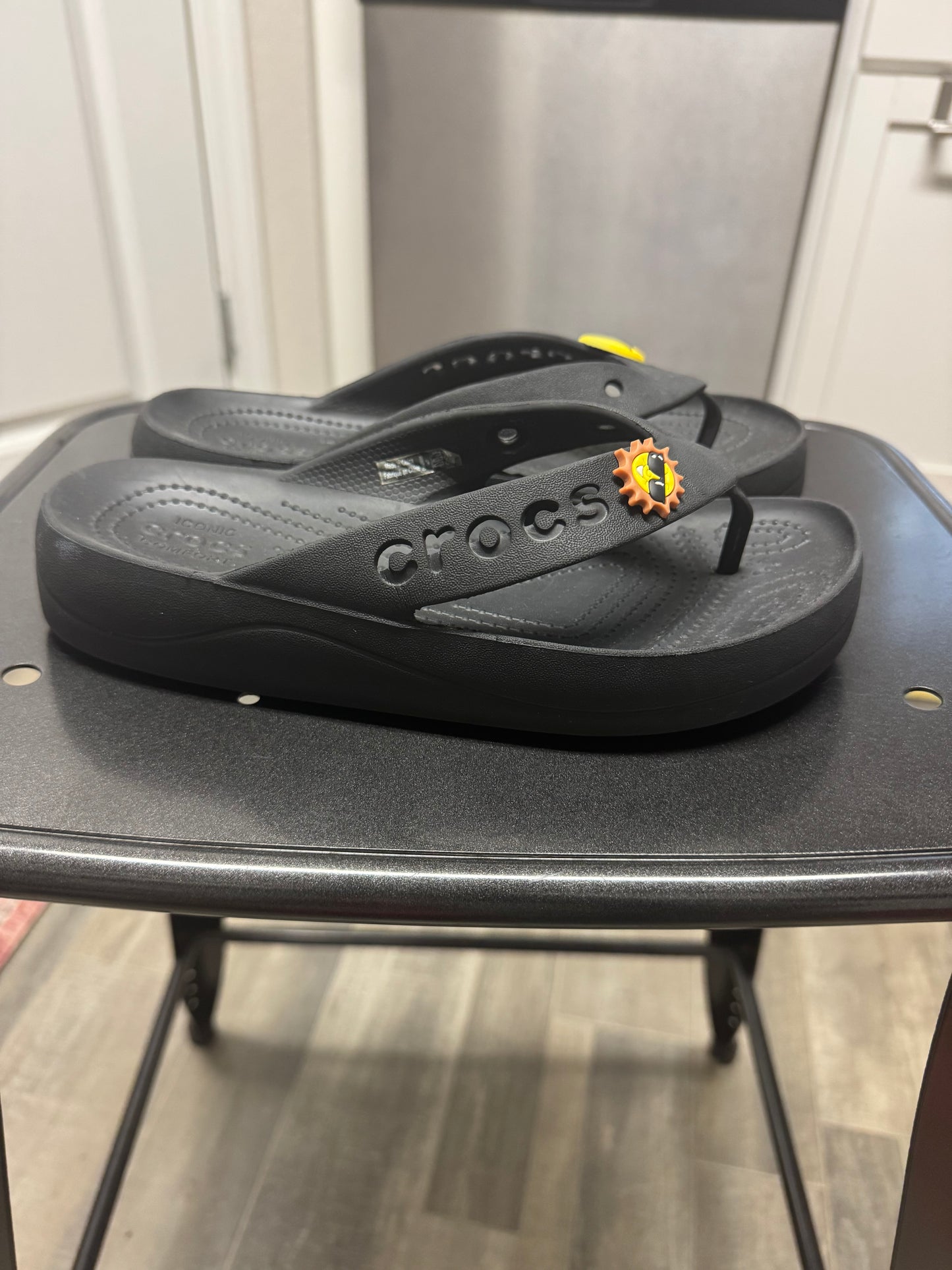 CROCS Black Platform Flip Sandals Yellow Emoji Charm Women’s Size 7 Y2K Casual