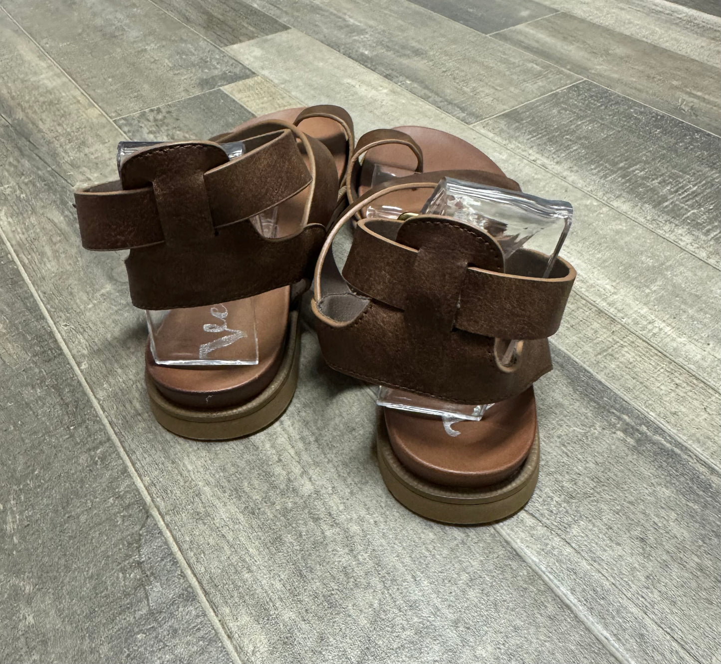 Very G Steffy Sandals Women’s Size 8.5 Brown Crisscross Buckle Casual Comfort
