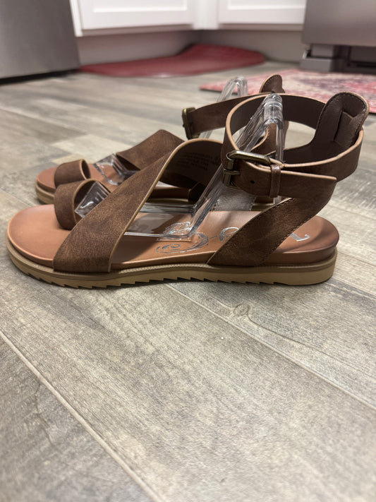 Very G Steffy Sandals Women’s Size 8.5 Brown Crisscross Buckle Casual Comfort