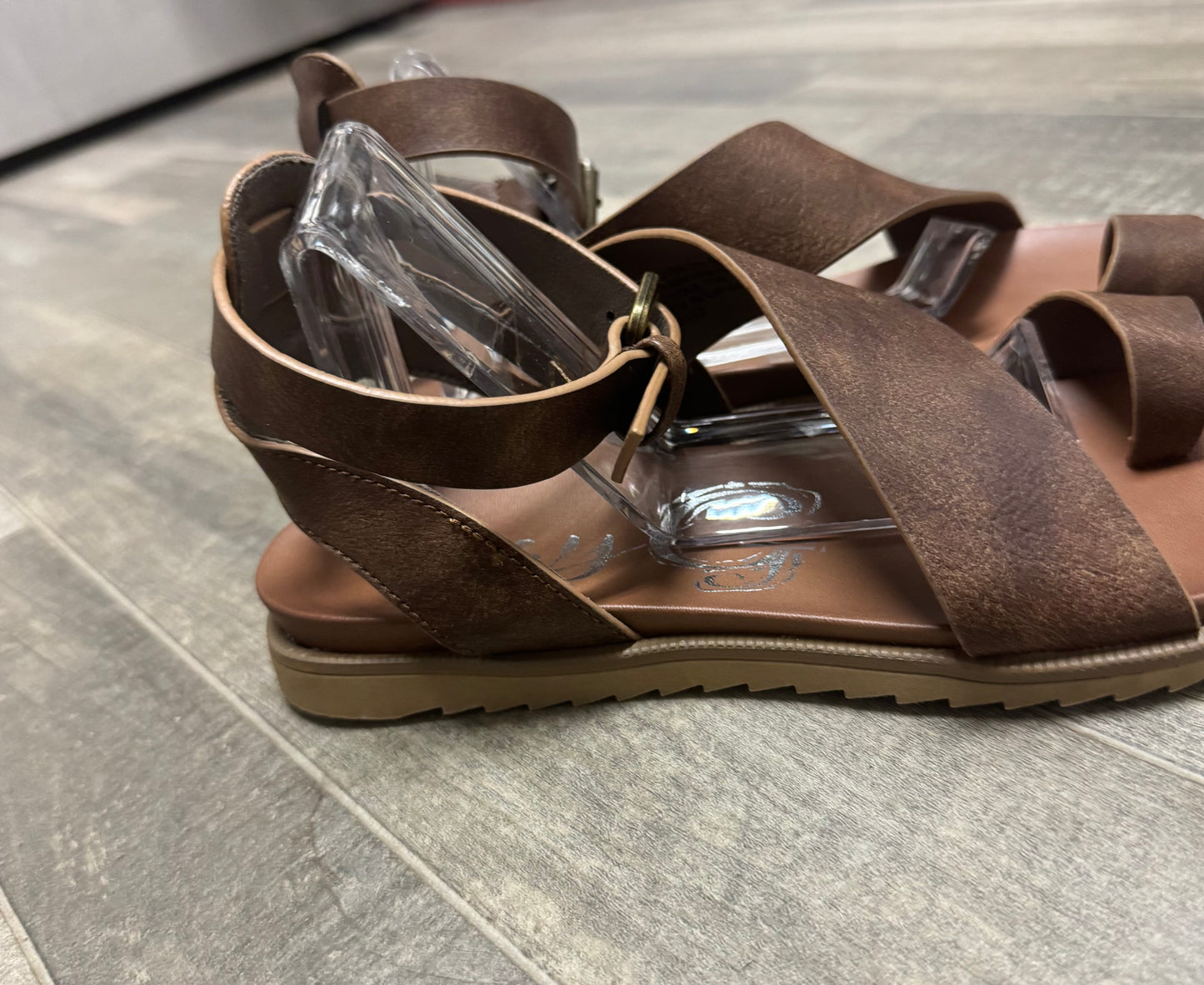 Very G Steffy Sandals Women’s Size 8.5 Brown Crisscross Buckle Casual Comfort