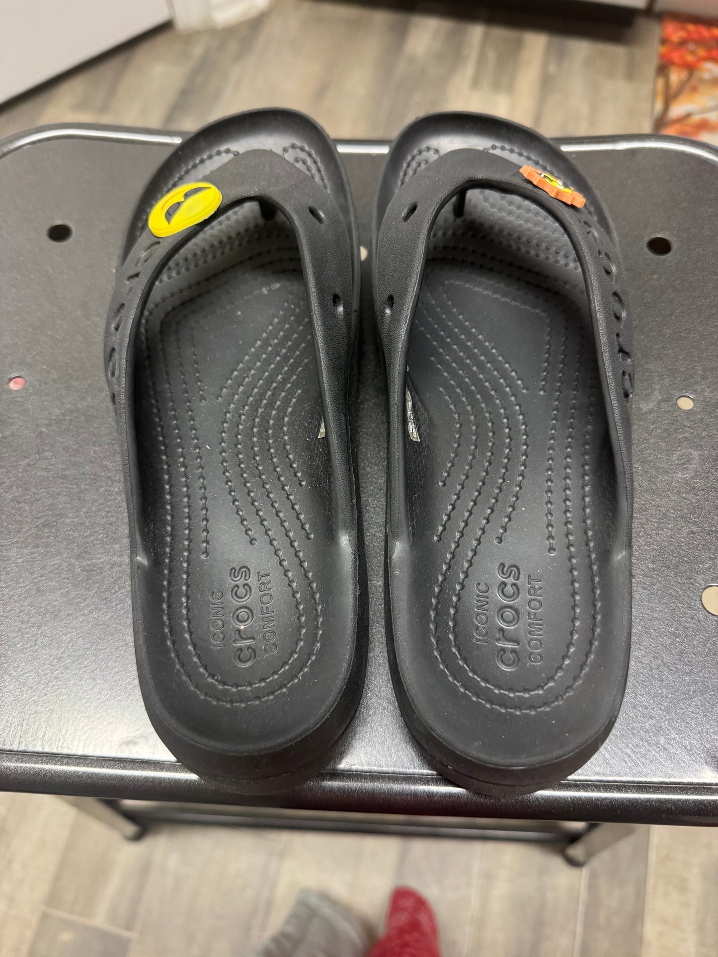 CROCS Black Platform Flip Sandals Yellow Emoji Charm Women’s Size 7 Y2K Casual