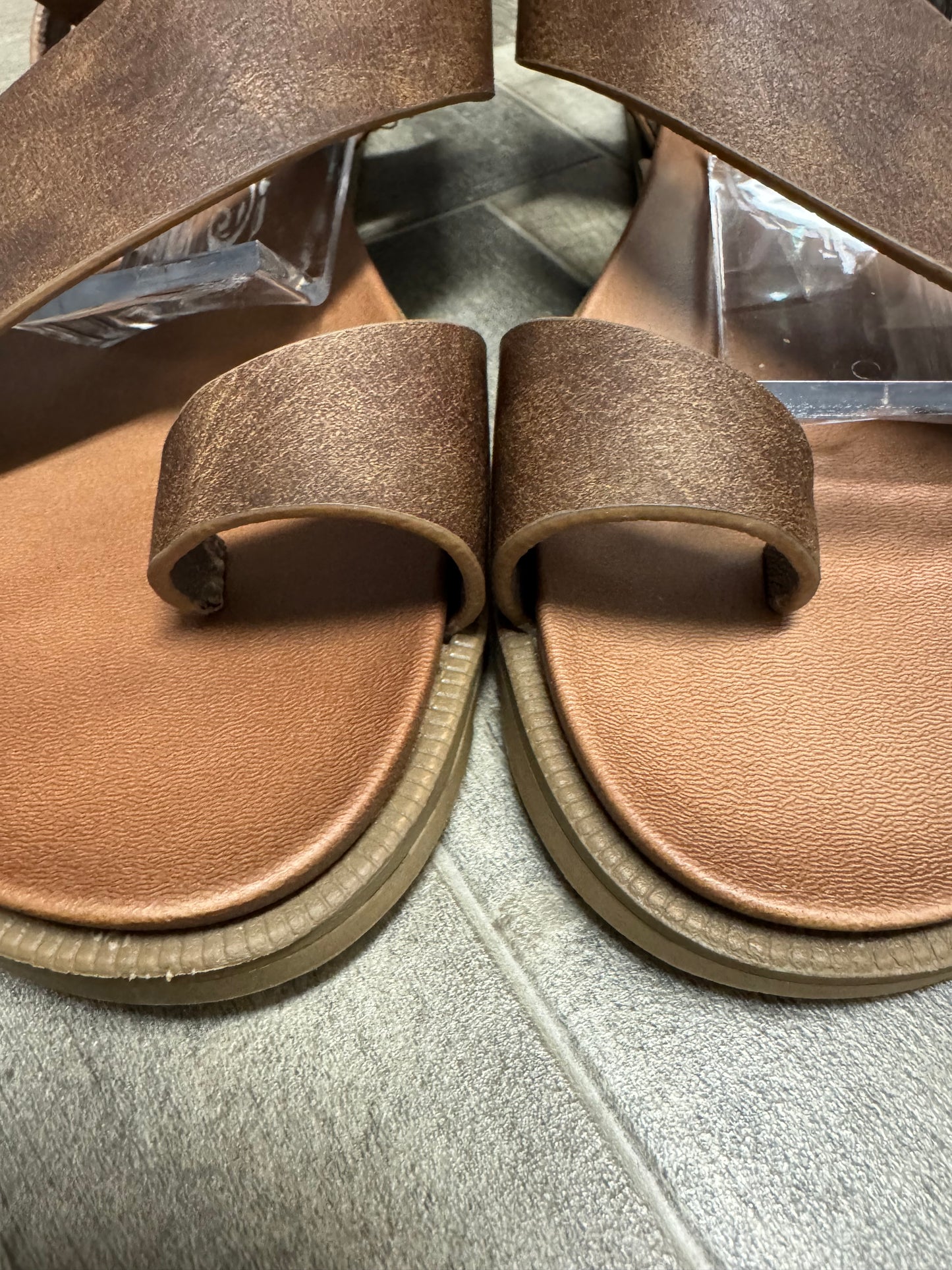 Very G Steffy Sandals Women’s Size 8.5 Brown Crisscross Buckle Casual Comfort
