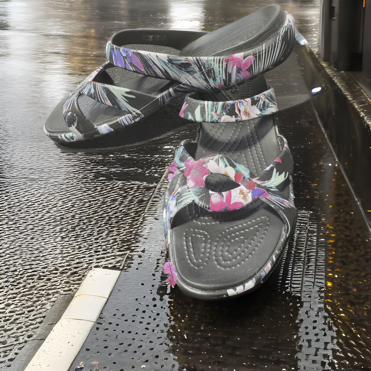 Sandals - Crocs Floral Pattern Slippers
