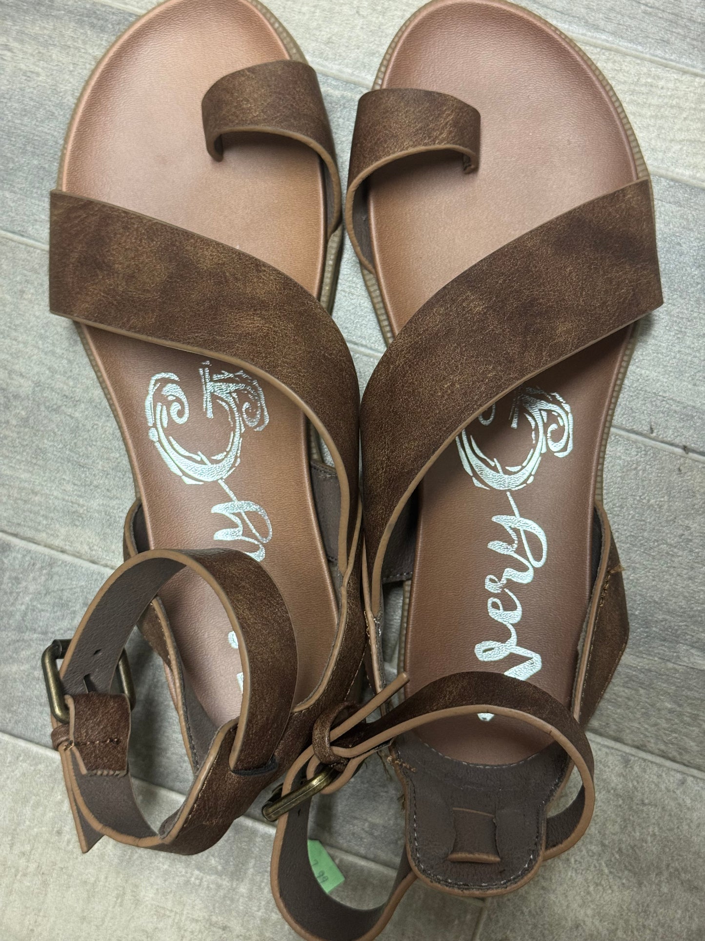 Very G Steffy Sandals Women’s Size 8.5 Brown Crisscross Buckle Casual Comfort