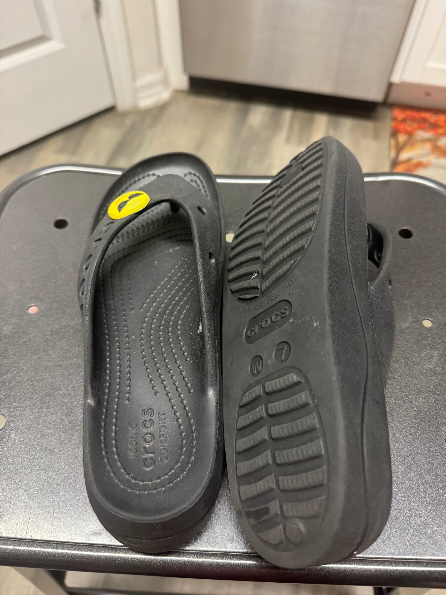 CROCS Black Platform Flip Sandals Yellow Emoji Charm Women’s Size 7 Y2K Casual